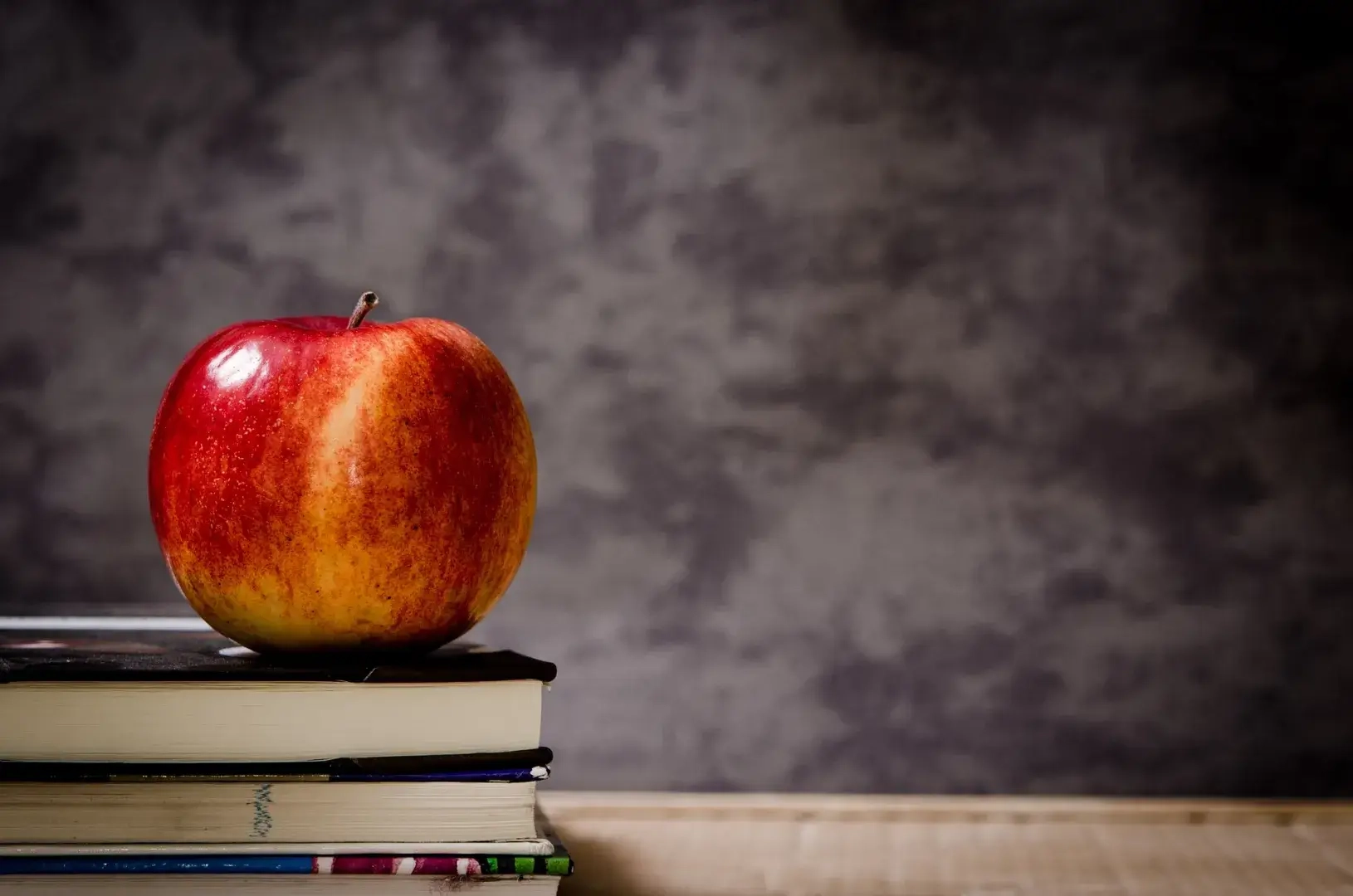 Roter Apfel auf Büchern